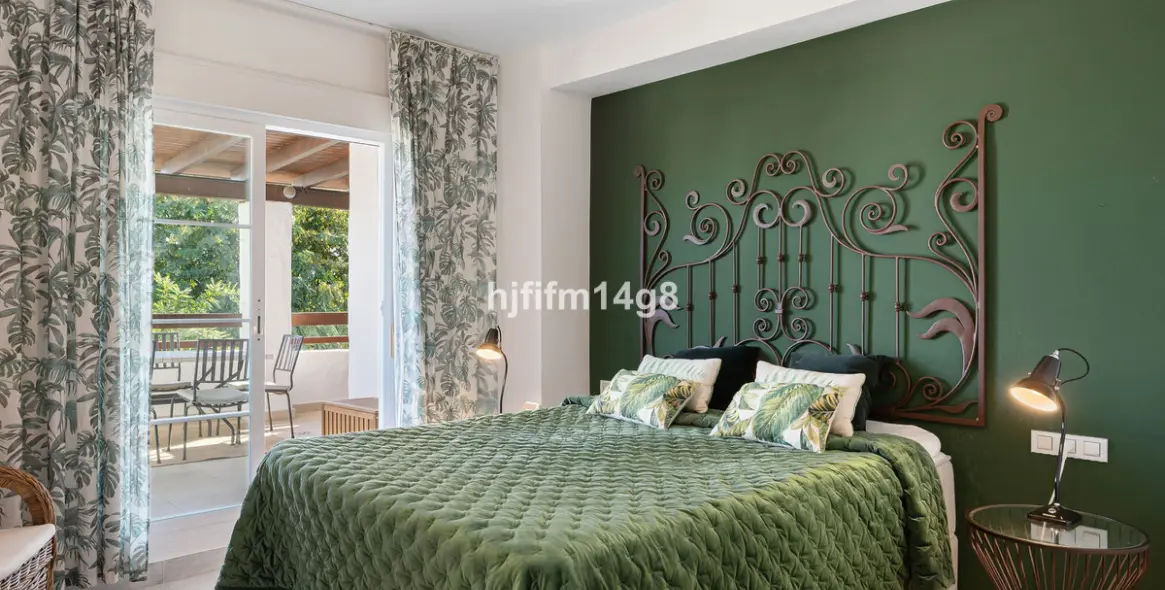 Sale of middle floor apartment in San Pedro de Alcántara 13