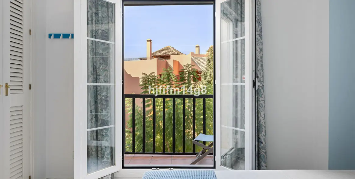 Sale of middle floor apartment in San Pedro de Alcántara 18