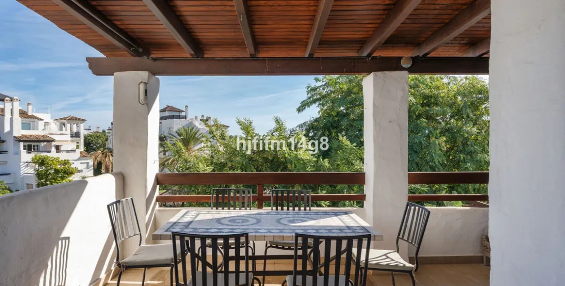 Sale of middle floor apartment in San Pedro de Alcántara 22