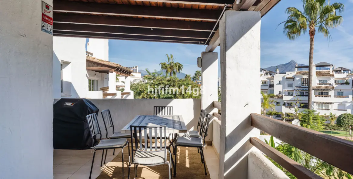 Sale of middle floor apartment in San Pedro de Alcántara 23