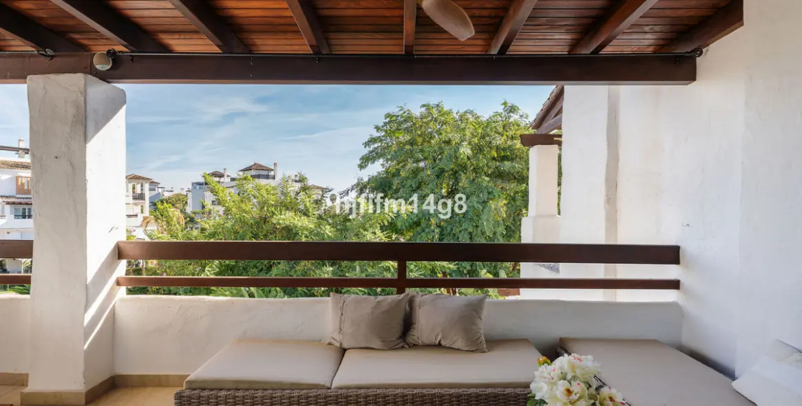 Sale of middle floor apartment in San Pedro de Alcántara 24