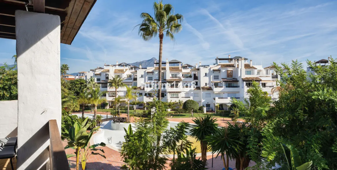 Sale of middle floor apartment in San Pedro de Alcántara 25