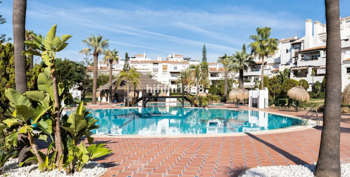Sale of middle floor apartment in San Pedro de Alcántara 26