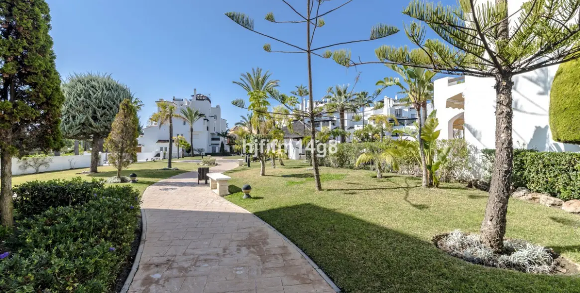 Sale of middle floor apartment in San Pedro de Alcántara 34
