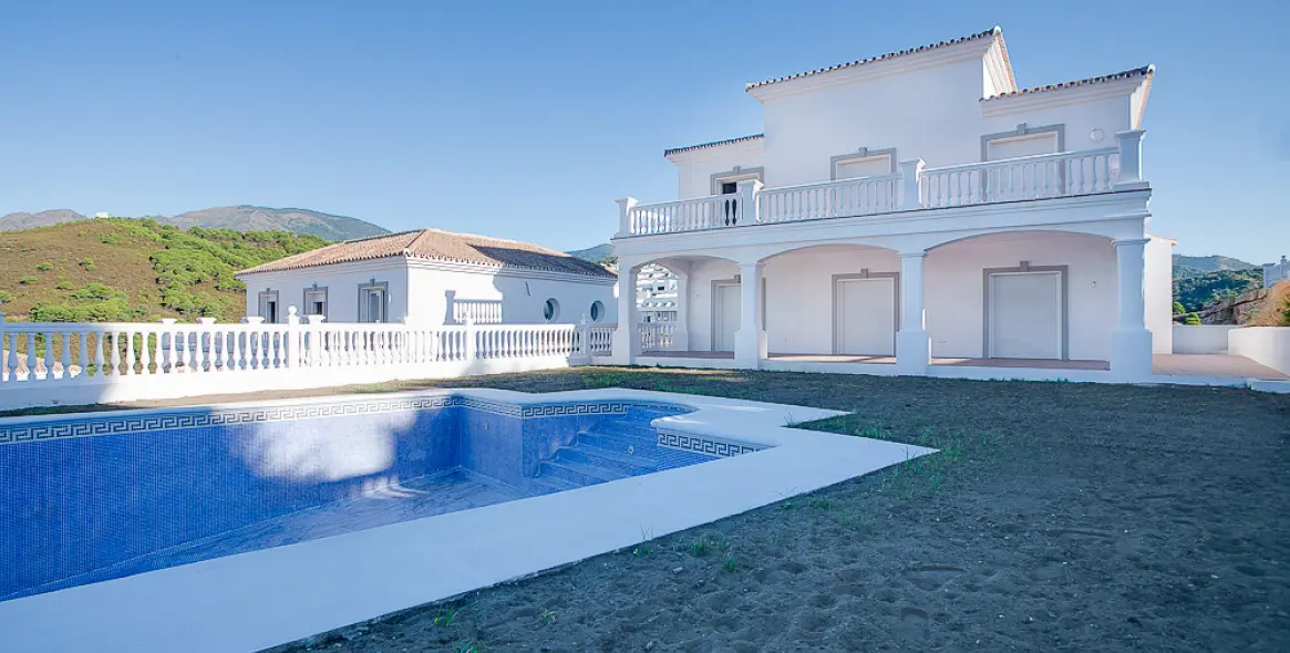 Sale of detached villa in Estepona 6