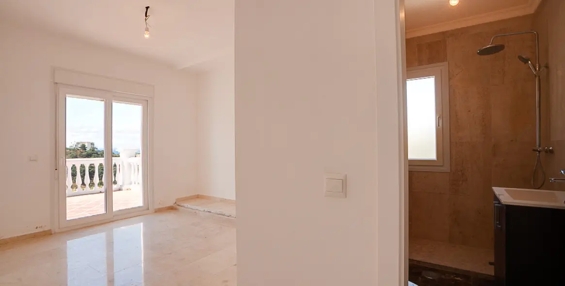 Sale of detached villa in Estepona 9