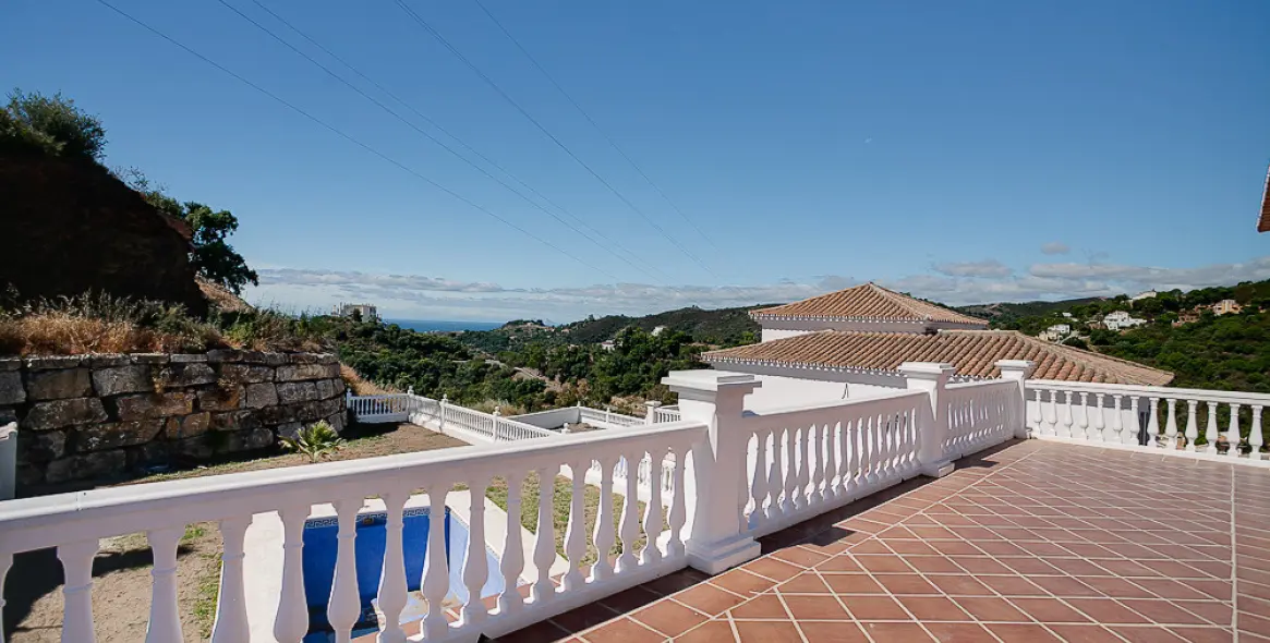 Sale of detached villa in Estepona 13