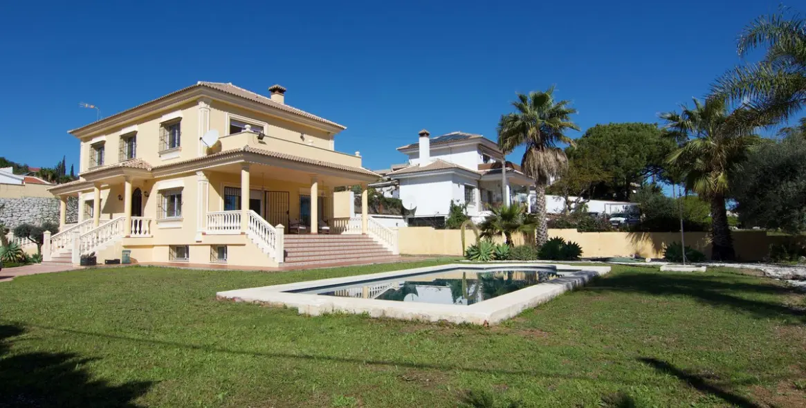 Sale of detached villa in Alhaurín de la Torre 1