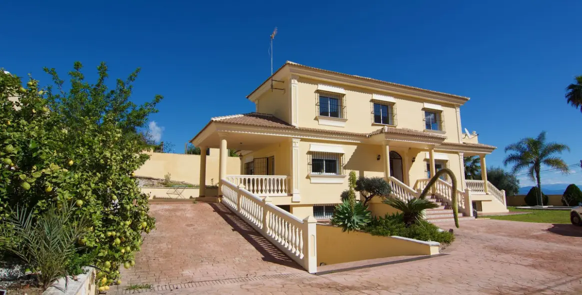 Sale of detached villa in Alhaurín de la Torre 2
