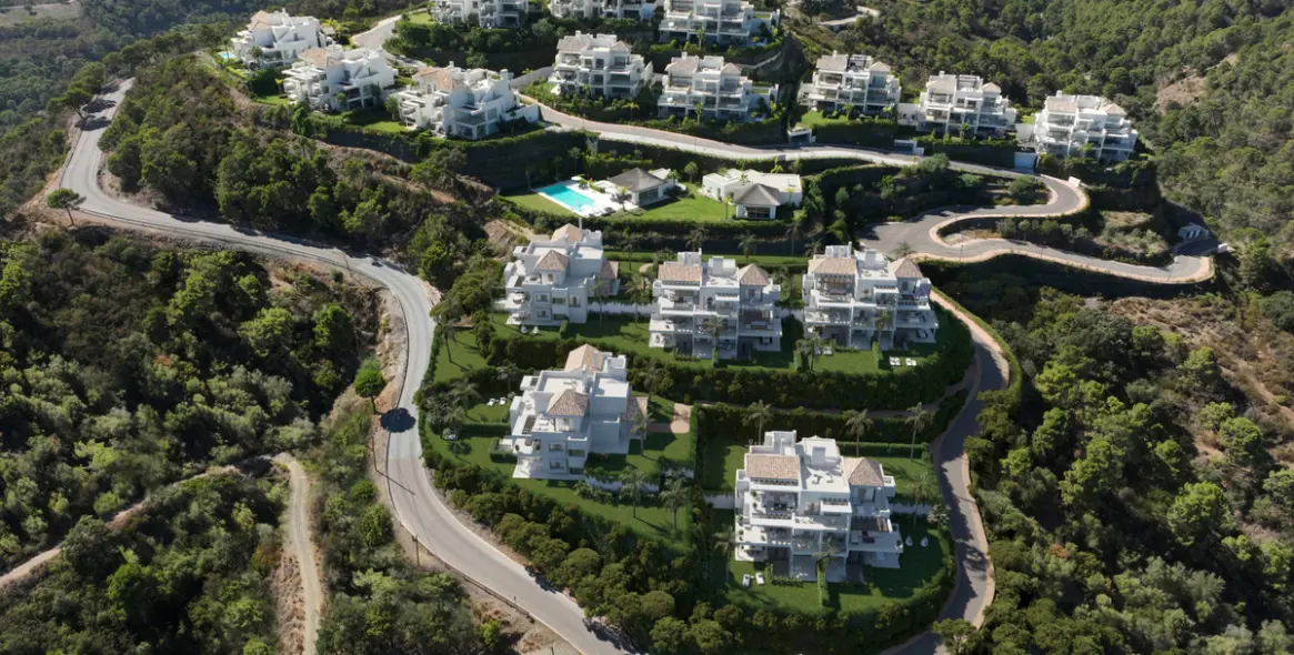 Sale of ground floor apartment in Benahavís 1