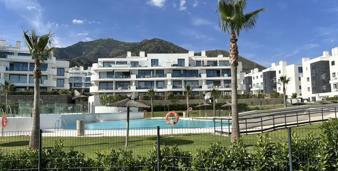 Sale of middle floor apartment in Higueron 1