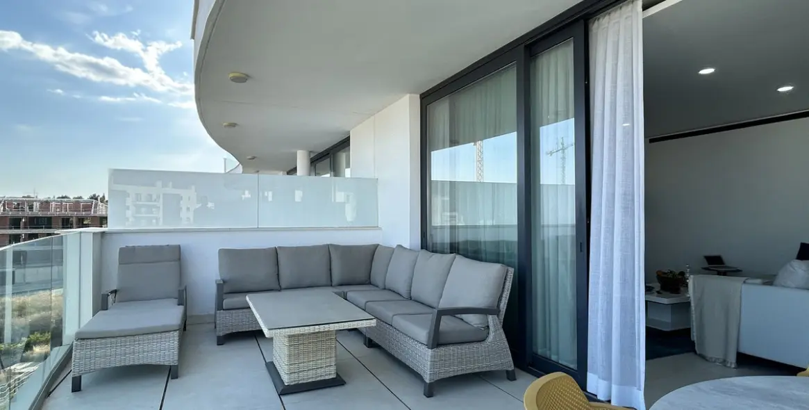 Sale of middle floor apartment in Higueron 8