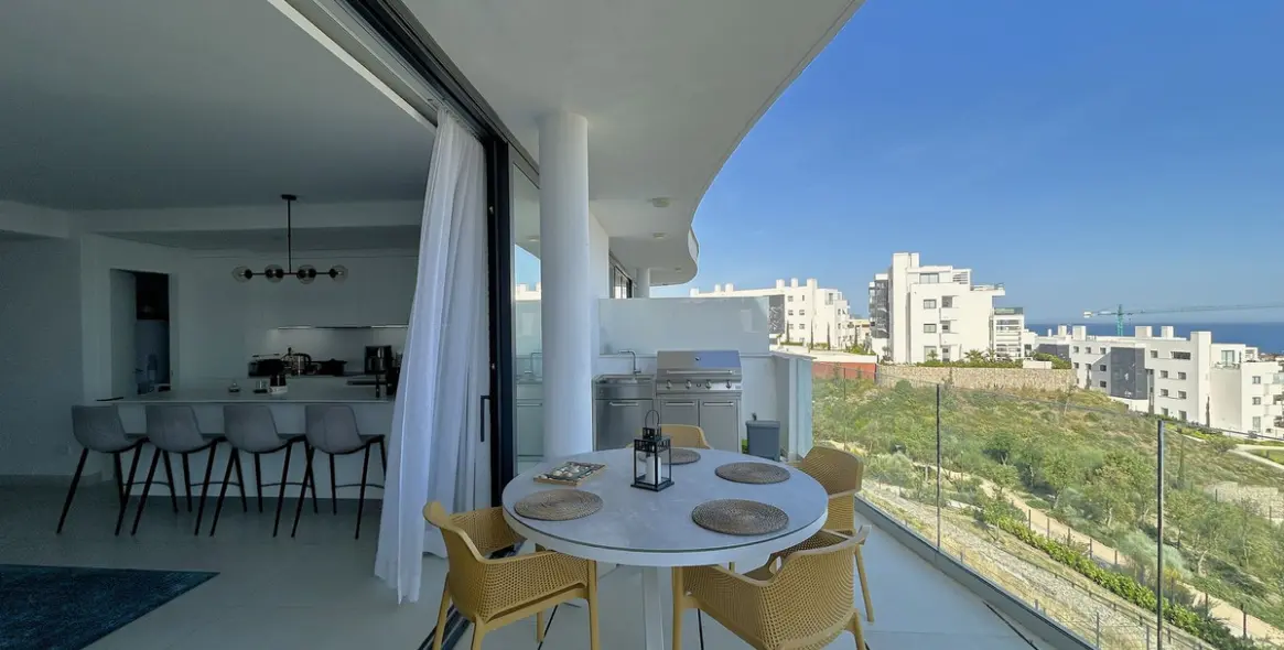 Sale of middle floor apartment in Higueron 10