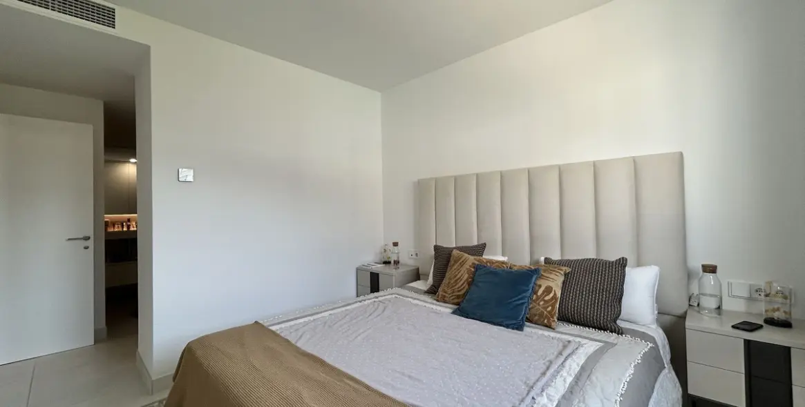 Sale of middle floor apartment in Higueron 18