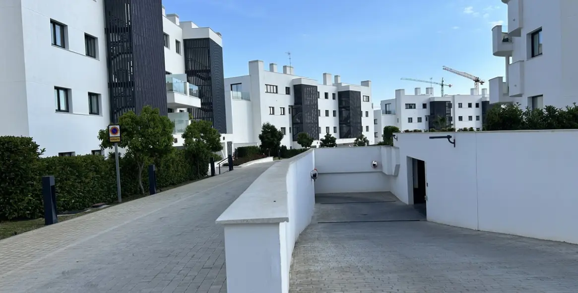Sale of middle floor apartment in Higueron 22