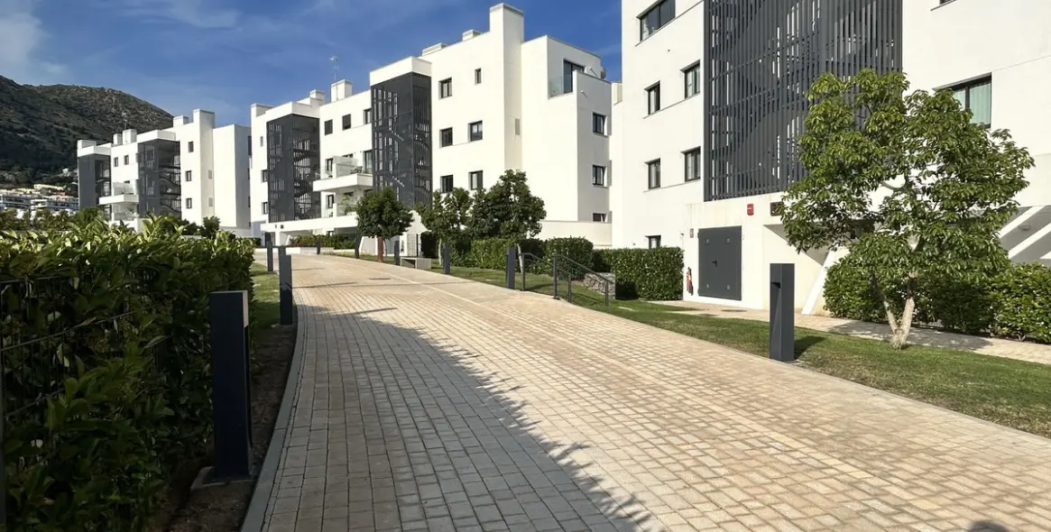 Sale of middle floor apartment in Higueron 28