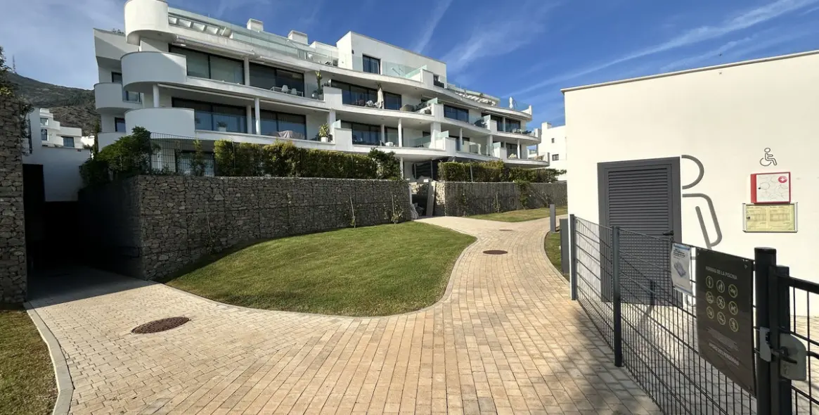 Sale of middle floor apartment in Higueron 31