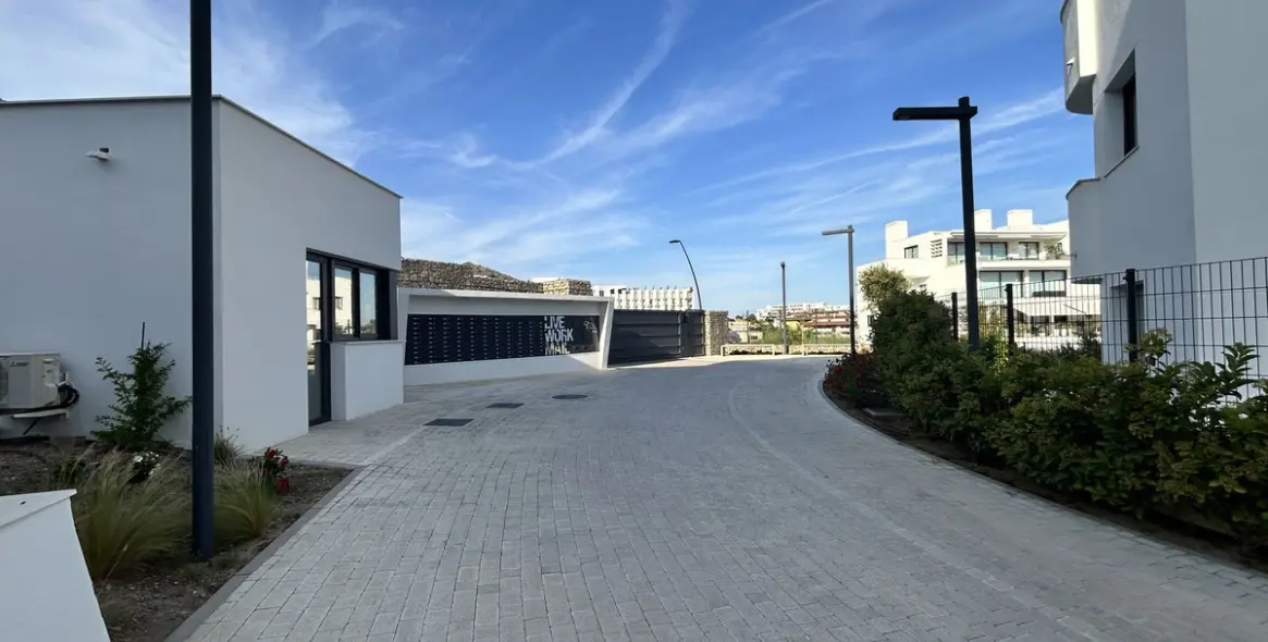 Sale of middle floor apartment in Higueron 32