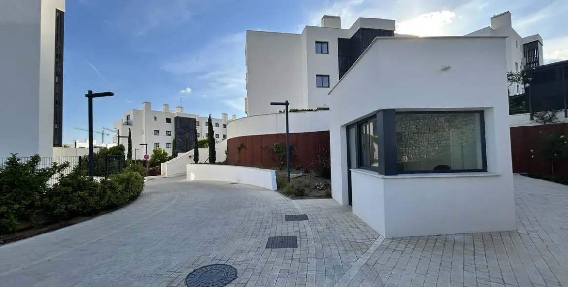 Sale of middle floor apartment in Higueron 34