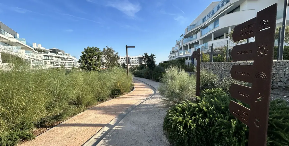 Sale of middle floor apartment in Higueron 35
