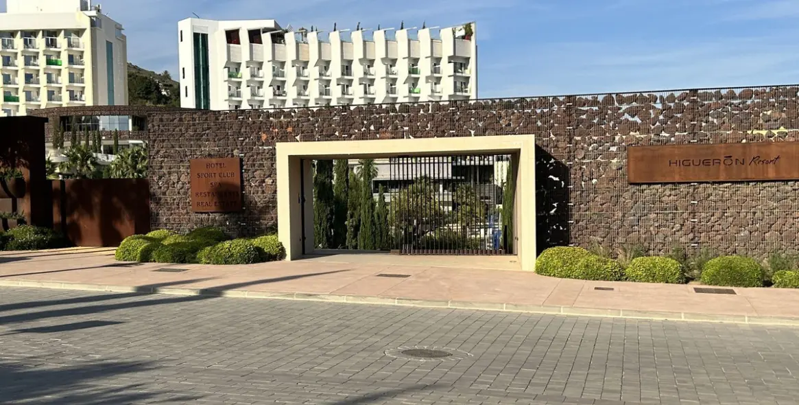 Sale of middle floor apartment in Higueron 38
