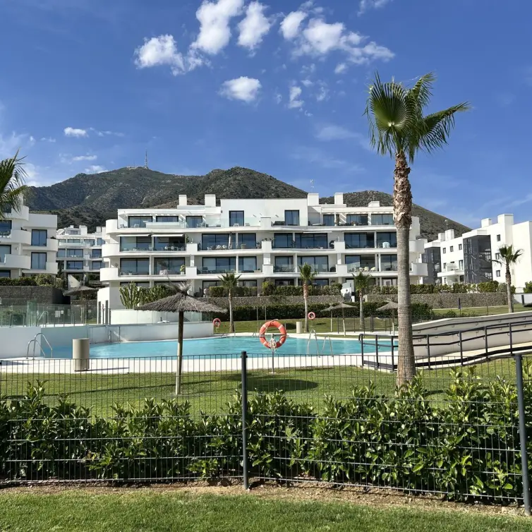 Sale of middle floor apartment in Higueron