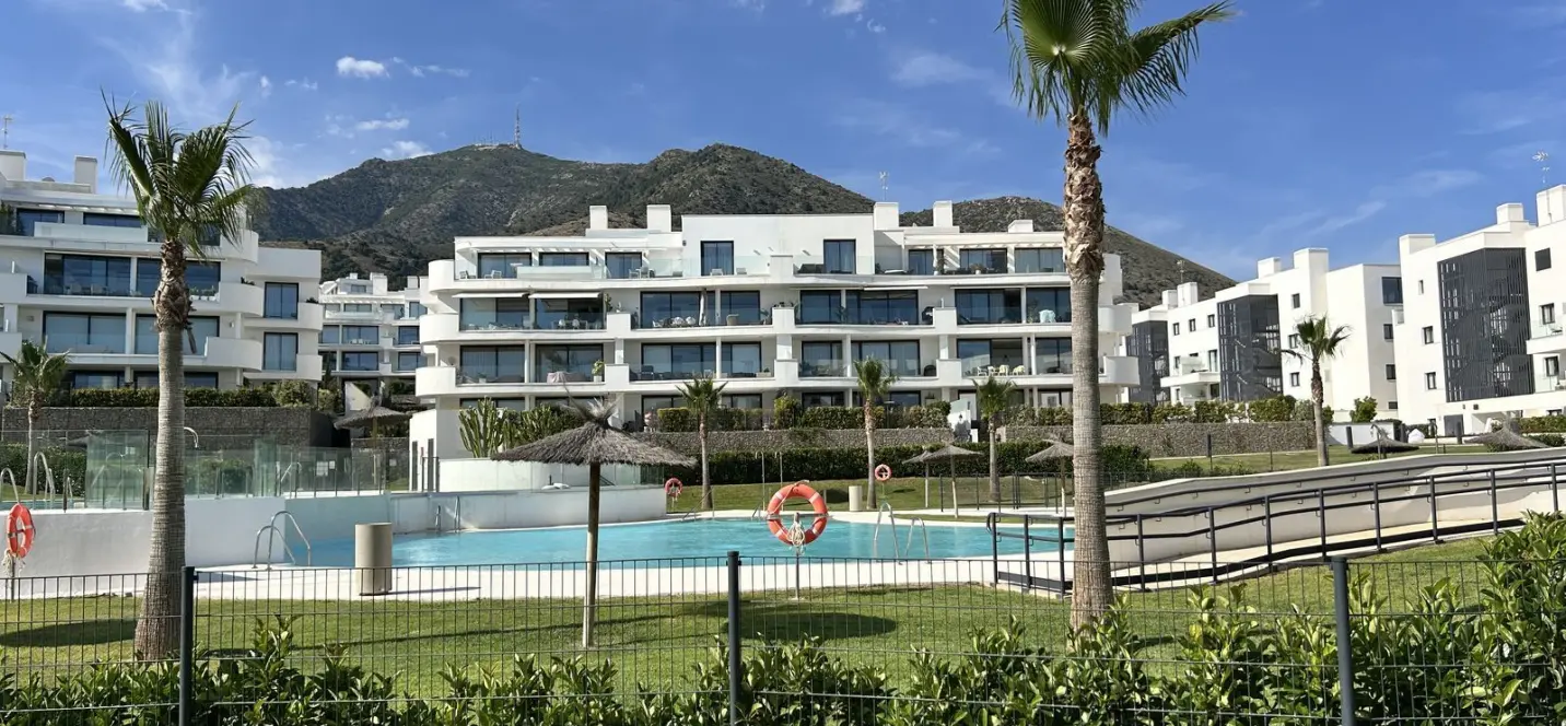 Sale of middle floor apartment in Higueron 0