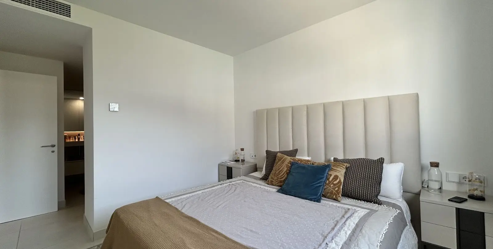 Sale of middle floor apartment in Higueron 18