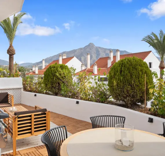 Продажа апартаментов на среднем этаже в Nueva Andalucía