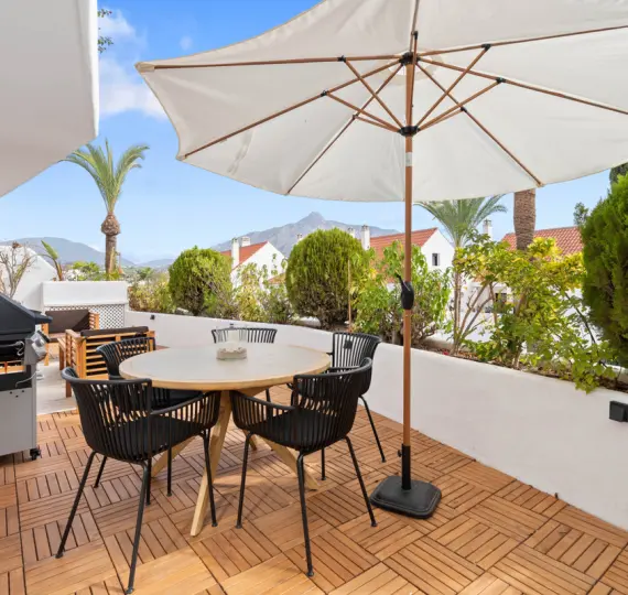 Продажа апартаментов на среднем этаже в Nueva Andalucía