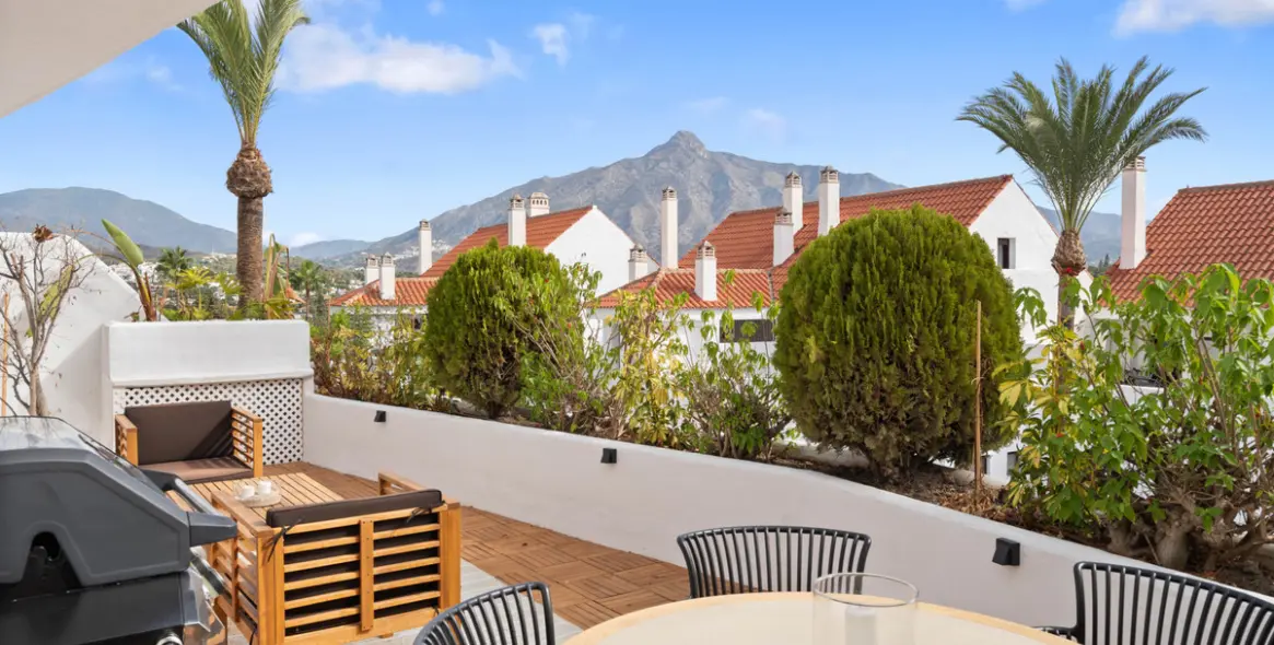 Venta de apartamento en planta media en Nueva Andalucía 1