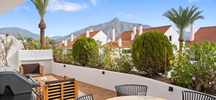 Sale of middle floor apartment in Nueva Andalucía 0