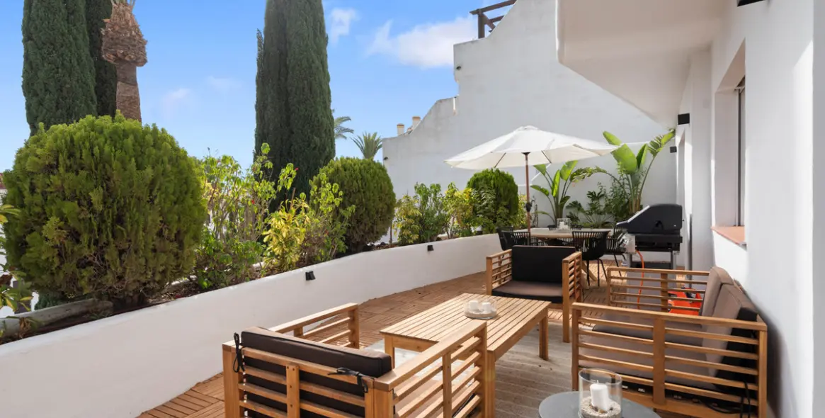 Venta de apartamento en planta media en Nueva Andalucía 2