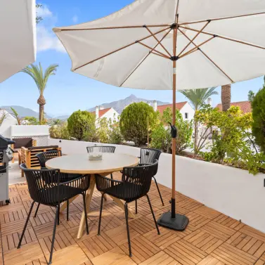 Sale of middle floor apartment in Nueva Andalucía