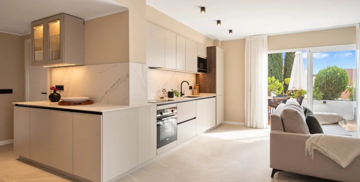 Venta de apartamento en planta media en Nueva Andalucía 11