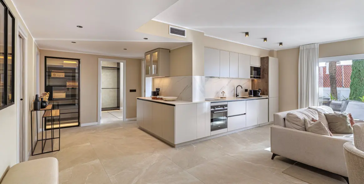 Venta de apartamento en planta media en Nueva Andalucía 3