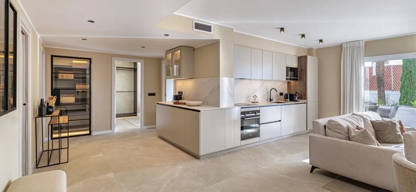 Venta de apartamento en planta media en Nueva Andalucía 2
