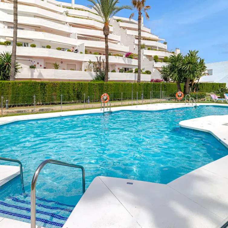 Venta de apartamento en planta media en Nueva Andalucía