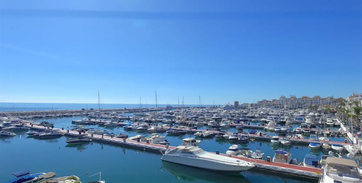 Sale of middle floor apartment in Puerto Banús 22