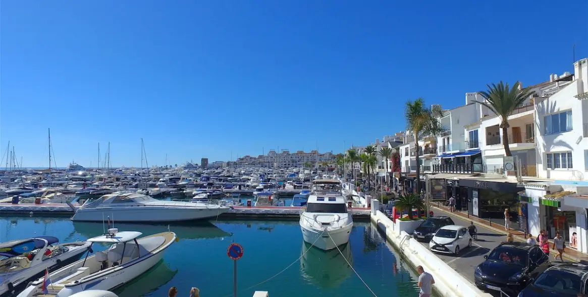 Sale of middle floor apartment in Puerto Banús 23