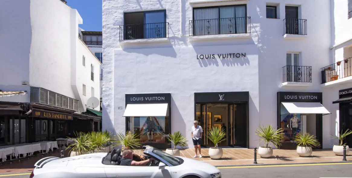 Sale of middle floor apartment in Puerto Banús 25