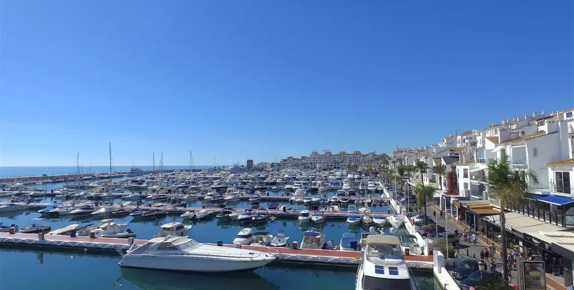 Sale of middle floor apartment in Puerto Banús 1