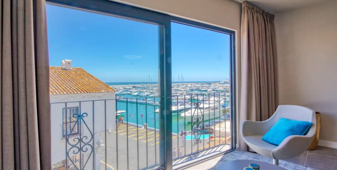 Sale of middle floor apartment in Puerto Banús 2