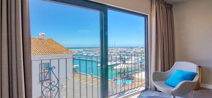 Sale of middle floor apartment in Puerto Banús 1