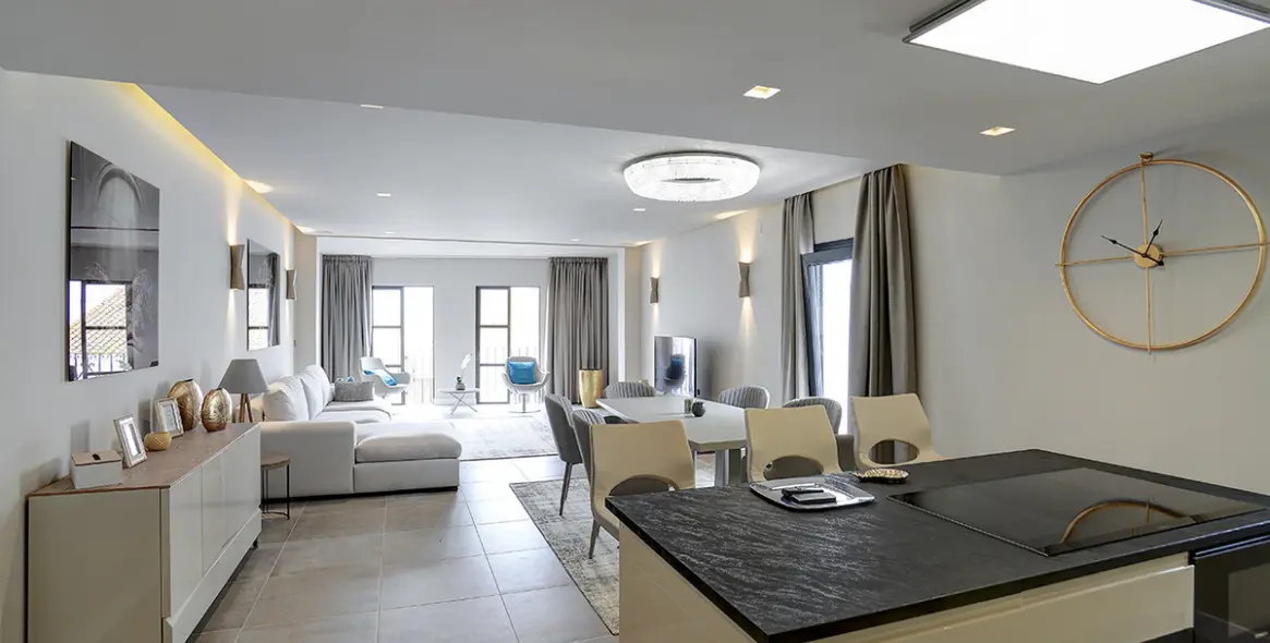 Sale of middle floor apartment in Puerto Banús 5