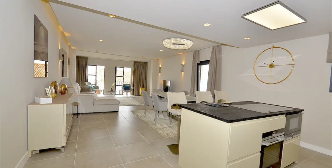 Sale of middle floor apartment in Puerto Banús 10