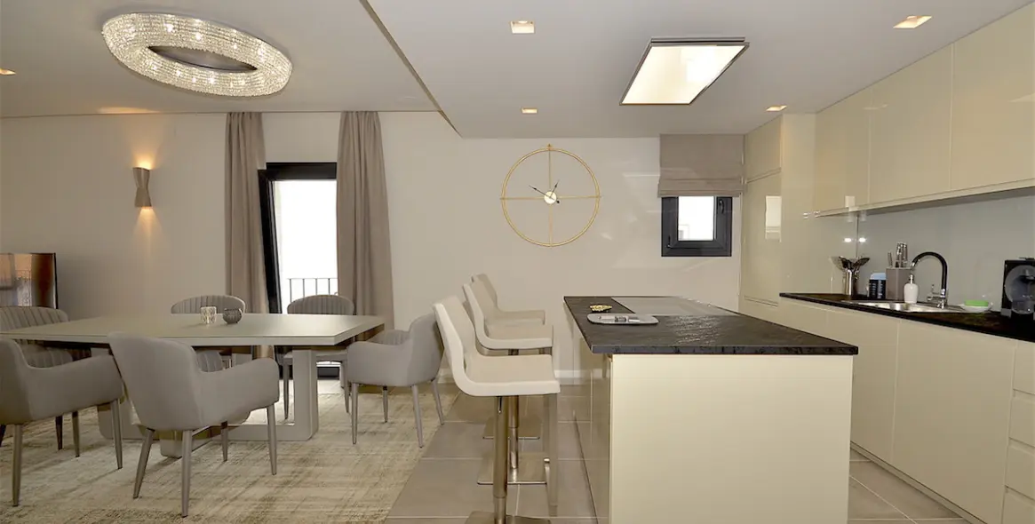 Sale of middle floor apartment in Puerto Banús 12