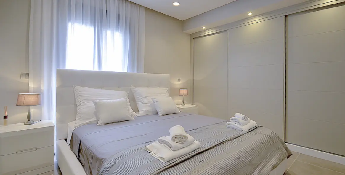 Sale of middle floor apartment in Puerto Banús 14