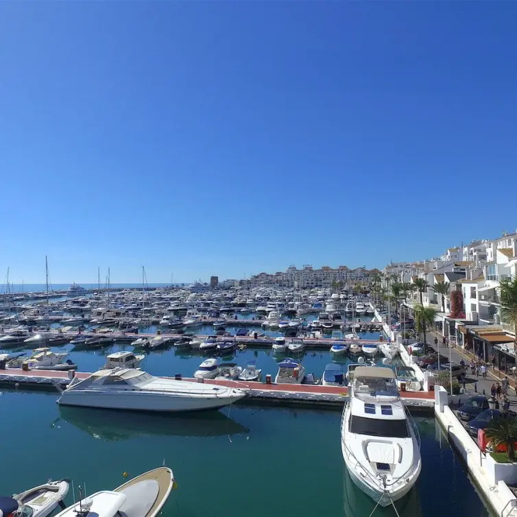 Продажа апартаментов на среднем этаже в Puerto Banús