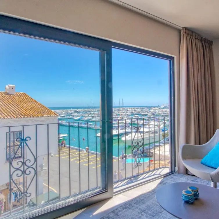 Продажа апартаментов на среднем этаже в Puerto Banús